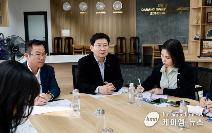 이상일 용인특례시장(가운데)은 15일(현지시각) 다낭 하이테크파크 산업단지를 방문해 응우옌 꽁 띠엔 다낭 하이테크파크 관리위원회 부위원장(왼쪽)을 만났다.