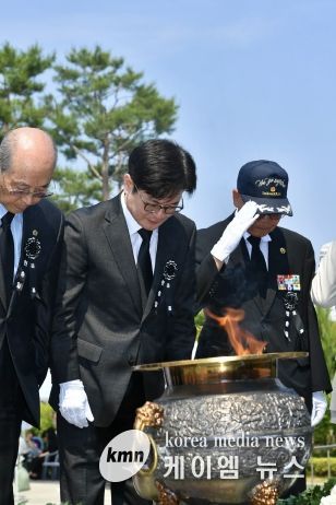 묵념하고 있는 김병수 시장