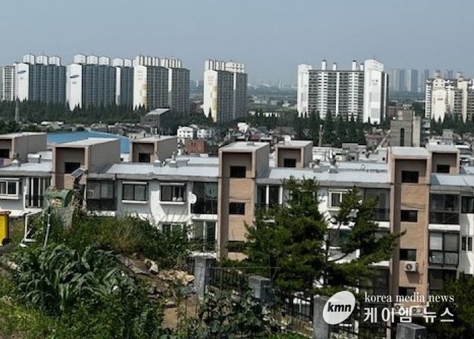 아파트 외벽 도장공사와 옥상 방수공사를 통해 낙하 위험있는 방치된 기와 제거 및 도시미관 개선