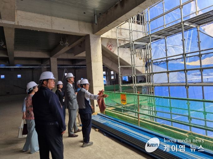 김포시 관계자가 모담도서관 공사현장을 점검 중이다.
