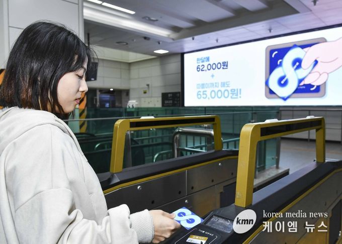 한 시민이 기후동행카드를 이용해 골드라인에 탑승하고 있다.