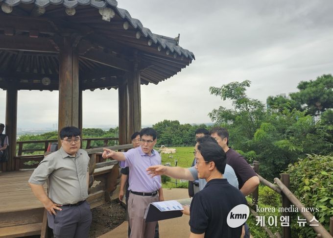조재국 맑은물사업소장이 수도공급시설 사업현장을 점검하고 있다.