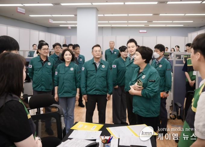 남양주시의회 이정애 부의장 및 의원들이 을지연습 주요 현황을 보고 받고 참가자들을 격려하고 있다.
