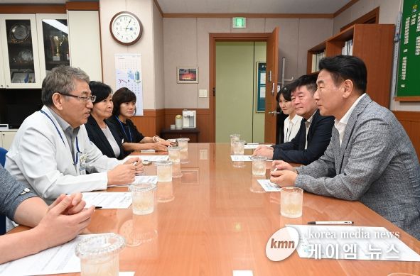 김동근 시장이 9월 13일 경기도의료원 의정부병원(병원장 하성호)에 방문해 관계자들과 소통하고 있다.