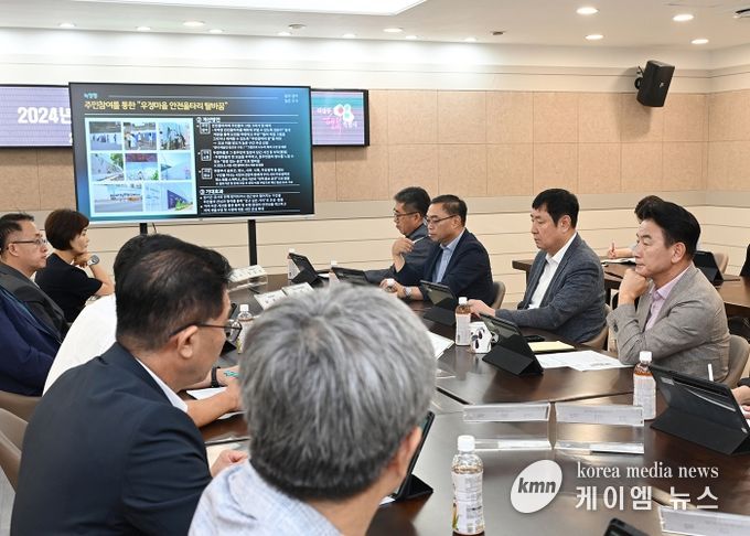 김동근 시장이 9월 19일 시청 중회의실에서 ‘동장단 정책소통 티타임’을 진행하고 있다.