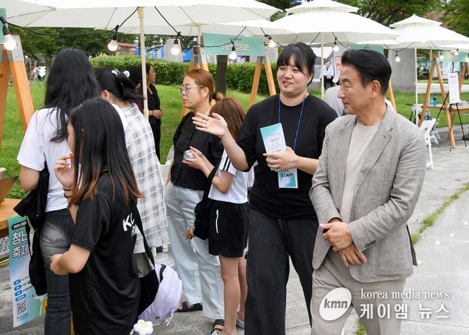 김동근 시장이 ‘청년의 날 기념 행사’에 참여해 청년들과 소통하고 있다.