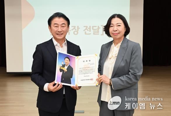 김동근 시장이 9월 25일 송산3동 통장협의회 월례회의에 일일 명예회원으로 참여해 위촉장을 받고 있다.