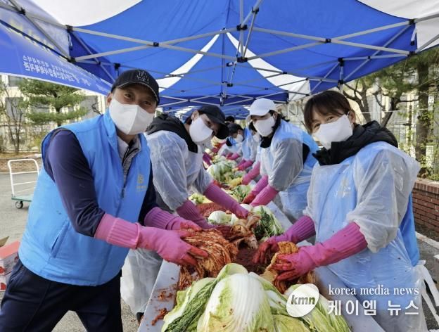 고양로타리클럽 회원들이 김장 봉사를 하고 있다.