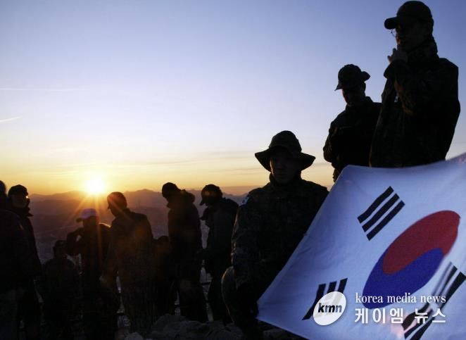 새해 첫 소래산 일출을 즐기는 산행객들