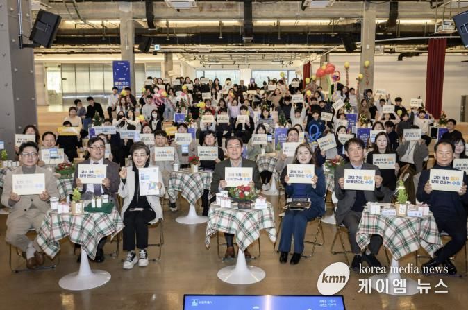 이재준 수원시장과 ‘2025 같이 가치, 협치 톡톡’ 참가자들과 함께하고 있다.