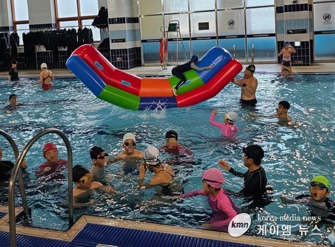 파주시, 스포츠센터 가족 물놀이장 첫 운영 성황… 오는 21일 금촌다목적실내체육관에서 두 번째 운영 예정