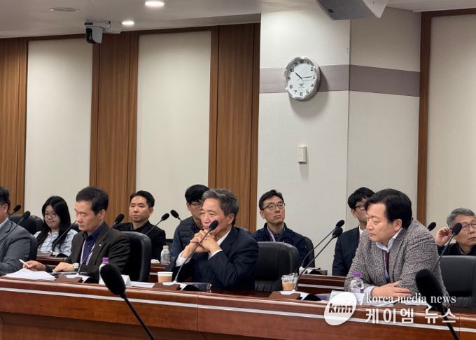 지난 11일 인천국제공항공사 회의실에서 열린 ‘공정거래 자율준수문화 확산을 위한 관리자 특강’에서 인천국제공항공사 이학재 사장(사진 가운데) 및 임원들이 강의를 경청하고 있다.