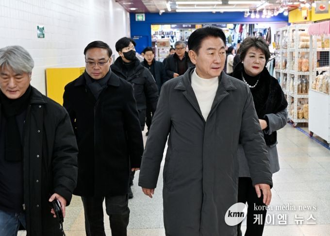 의정부시는 1월 9일 관내 주요 상권을 방문해 상인들과 소통하며 새해 민생 현장을 점검했다.
