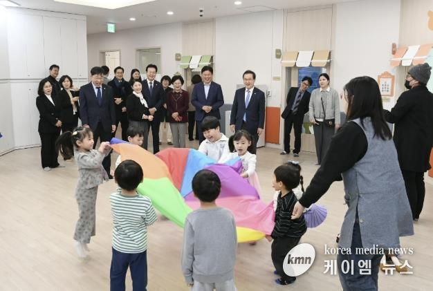 지난해 개소한 부천힐스테이트소사역 다함께돌봄센터에서 아이들이 놀이하고 있다.