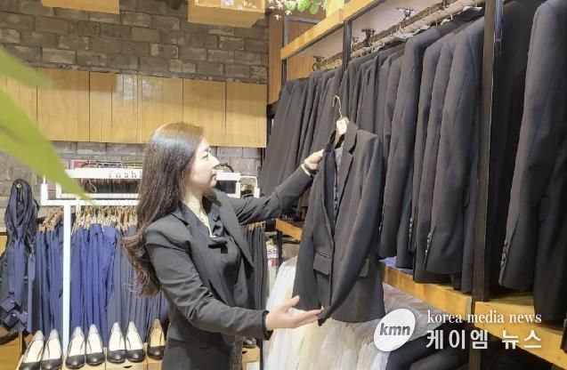 부천청년리더샵 직업상담사가 정장을 정리하고 있다.