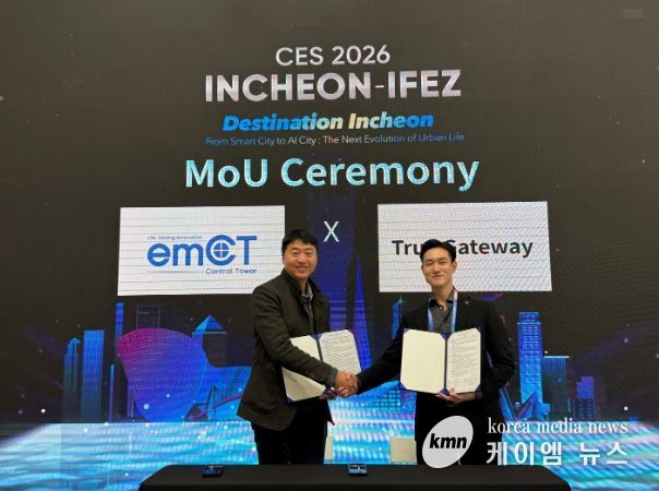 True Gateway와 업무협약체결(㈜이엠시티 이봉호 대표이사(왼쪽)과 Jusha Do True Gateway COO(오른쪽))