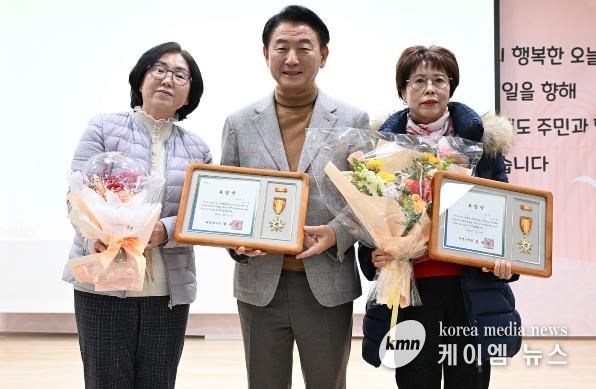 1월 21일 ‘2026년 송산2동 주요업무보고회’에서 유공 표창을 받은 주민들이 김동근 시장과 기념촬영을 하고 있다.