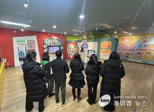 경기도 어린이 식품안전체험관 체험물 내용을 안내하고 있다.