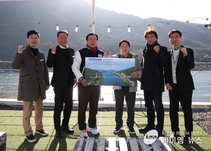 22일 개최된 「하남시-남양주시 상생협력 기반 한강 수변 친환경 연계 발전 방안 공동 연구 용역 보고회」를 기념하여 이현재 하남시장을 비롯한 관계자들이 기념사진 촬영을 하고 있다.