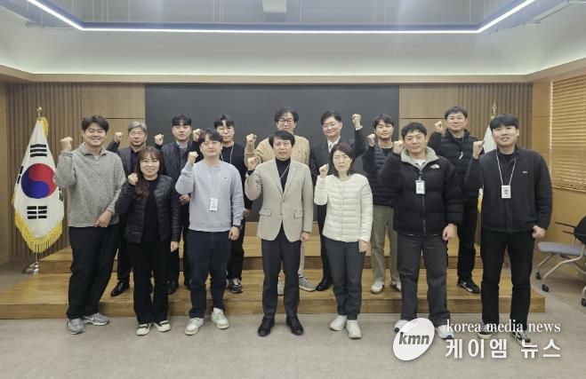 21일 자율주행자동차 시범운행지구 운영 간담회가 끝나고 회의 참석자들이 기념사진을 촬영하고 있다.