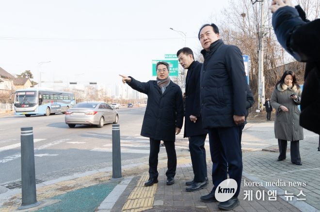 23일 오후 김동연 경기도지사와 이권재 오산시장이 북오산ic 진입로 확장 현장 확인을 하고 있다.