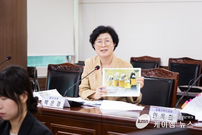 안산시의회 박은경 의원이 지난해 8월 있었던 제298회 임시회 문화복지위원회에서 ‘안산시 장애인 보조견 출입보장 지원에 관한 조례안’에 대해 설명하고 있다.