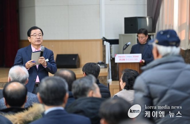 23일 오전 춘궁동 행정복지센터에서 열린 ‘2026 춘궁동 주민과의 대화’에서 이현재 하남시장이 춘궁동 주민의 질의에 귀를 기울이고 있다.