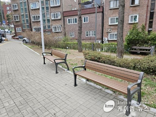 중원구 은행동 경사로 주변에 설치된 휴식용 벤치 모습