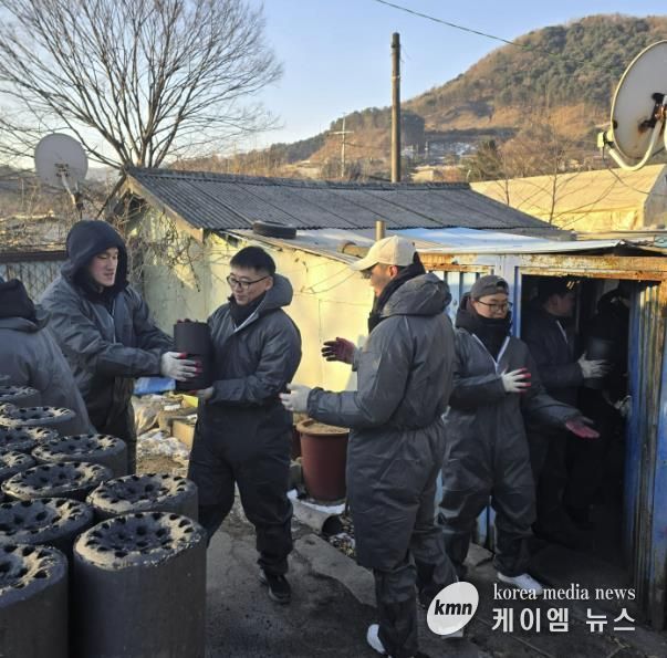 수기사 기갑수색대대, 가평 조종면에 연탄 1,004장 전달