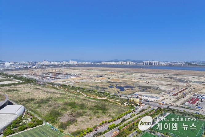 여의도 면적의 4.3배 규모(1,245만㎡)인 송도 11공구의 매립 및 기반시설 공사가 한창 진행중이다. 삼성바이오로직스, 롯데바이오로직스 증설이 가시화되며 기존 4·5·7공구를 중심으로 조성된 바이오클러스터가 11공구로 크게 확장될 전망이다.