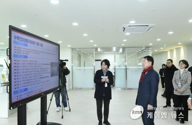수택건강생활지원센터 사업현황을 보고받고 있는 백경현 구리시장