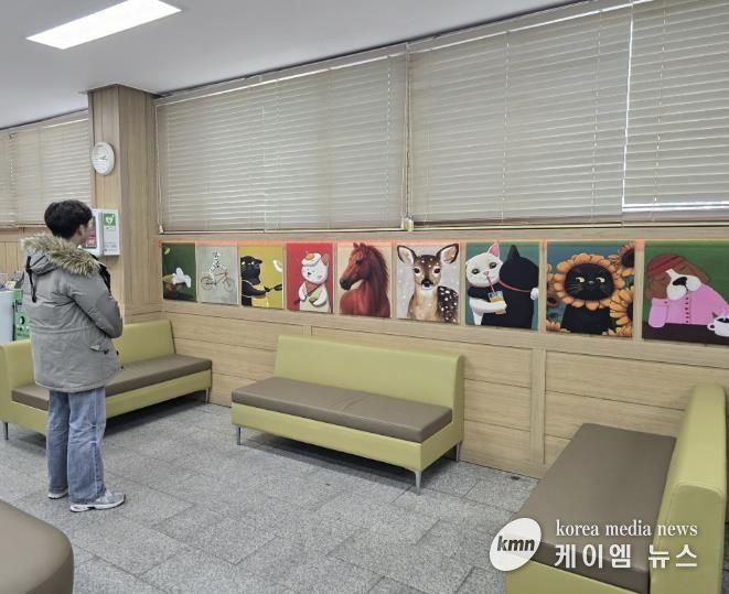 동두천시 불현동 행정복지센터, 그림 전시로 '머무르고 싶은 민원실' 조성