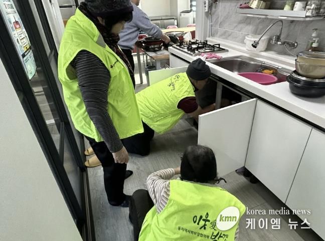 동두천시 생연1동 지역사회보장협의체, 경로당 싱크대 수도 수리로 어르신 불편 해소