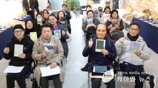 지난 27일 하안도서관 1층 '열린시민전시코너'에서 '2025 광명시 독립출 간담회'를 진행하고 기념사진을 촬영하고 있다.