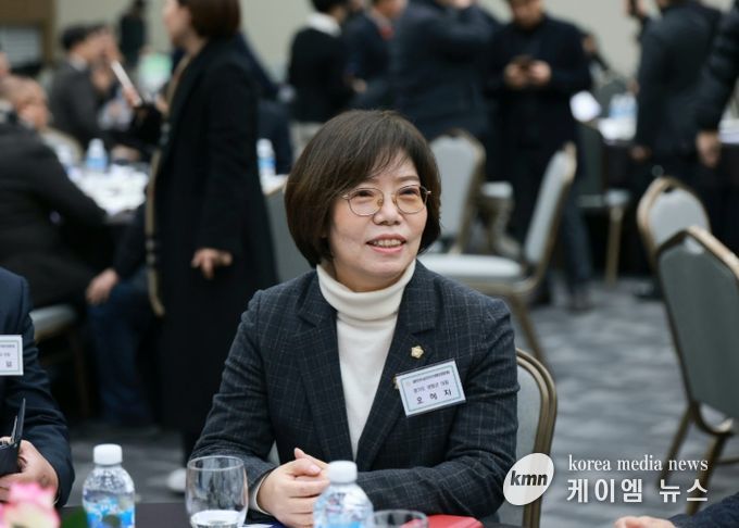 양평군의회 오혜자 의장이 총회 참석하여 회의를 참관하고 있다.