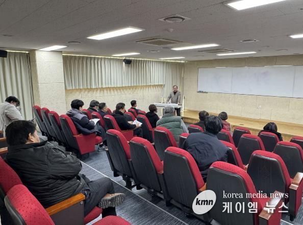 안산시 의료소비자생활협동조합 임직원들이 27일 직무교육을 진행하고 있다.