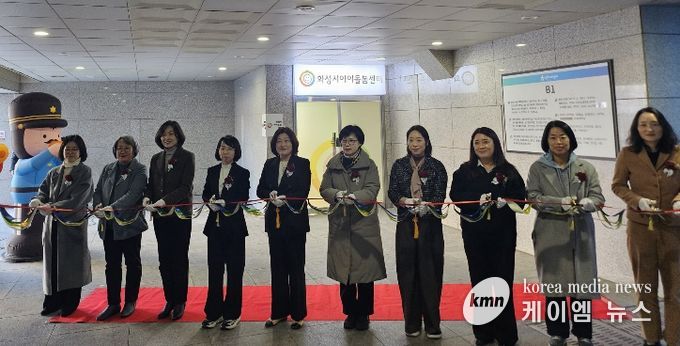 지난 28일 열린 화성시아이돌봄센터 개관식에서 참석자들이 테이프커팅을 하고 있다