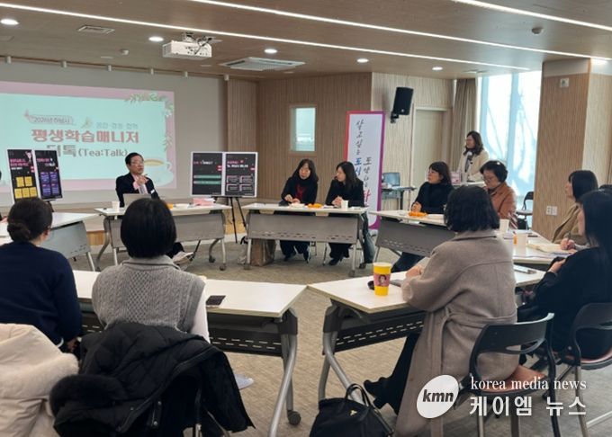 이현재 하남시장이 30일 개최된 평생학습매니저와의 차담회에서 격려의 말을 전하고 있다.