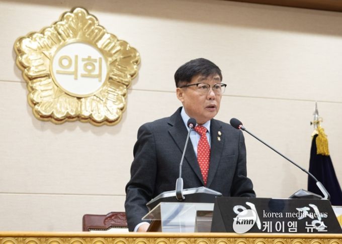 윤창철 의장이 제385회 임시회 제1차 본회의를 주재하고 있다.