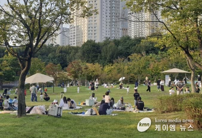 수원 광교호수공원 내 시민들이 피크닉을 즐기고 있다.