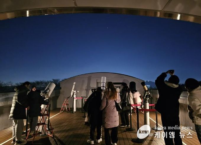 시민들이 부천천문과학관에서 천체관측을 하고 있다.