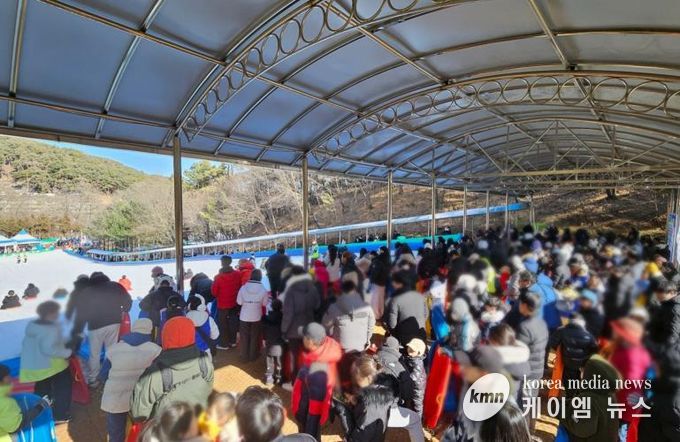 무봉산청소년수련원 눈썰매장에서 눈썰매를 타기 위해 기다리는 이용객들 모습