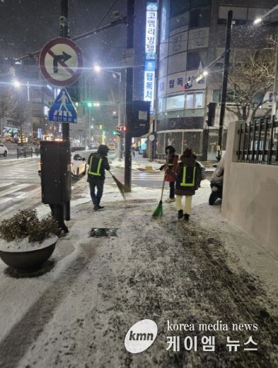 고양시 안전보안관이 제설작업을 펼치고 있다.