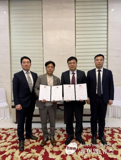 장민기 화성특례시 총괄정무 특별보좌관(왼쪽 두 번째)과 린중린 샤오간시장이 협약서를 들고 있다