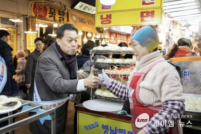 이재준 수원시장이 10일 못골종합시장에서 상인들과 이야기를 나누고 있다.