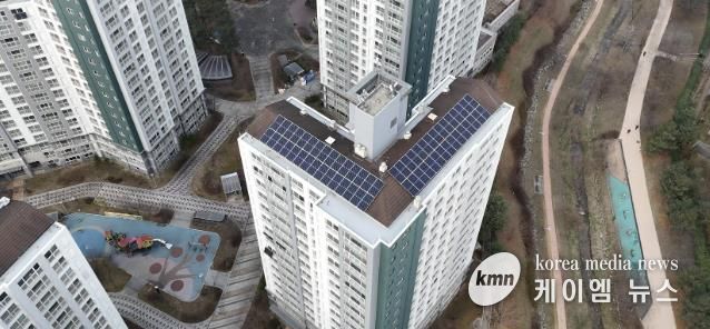 수원시 최초로 ‘아파트 알이(RE)100 옥상형 태양광 시범사업’을 추진된 와이시티아파트 전경.