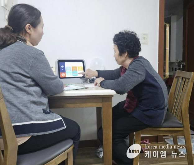 동안구보건소는 AI IOT 어르신 건강사업 스마트 돌봄 서비스를 운영한다. 한 어르신이 AI스피커를 활용해 건강상태를 확인하고 있다