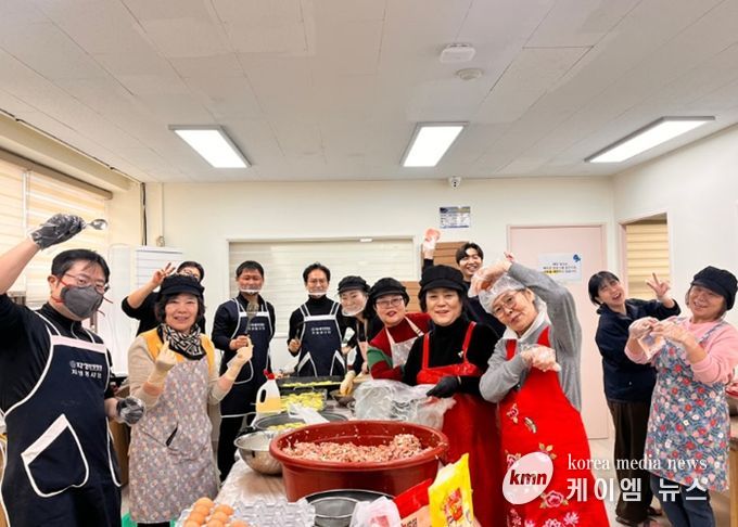 ‘설 명절 모둠전 나눔 행사’참여자들이 기념촬영을 위해 포즈를 취하고 있다.