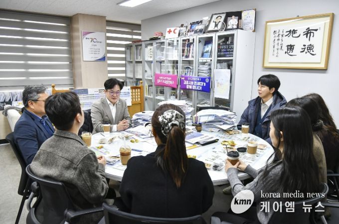 김병수 김포시장이 ‘청렴 팝업 카페’에서 직원들과 자유로운 분위기 속에서 대화를 나누고 있다.