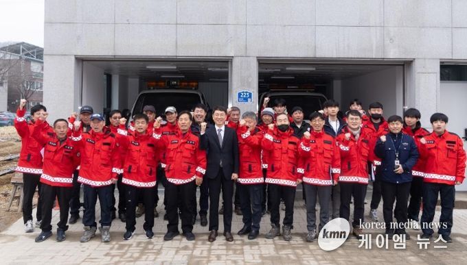 13일 오전 김성중 행정1부지사가 연천군 산불대응센터를 방문하여 산불예방진화대와 기념촬영을 하고 있다